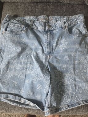 Light Wash Paisley Print Denim Shorts